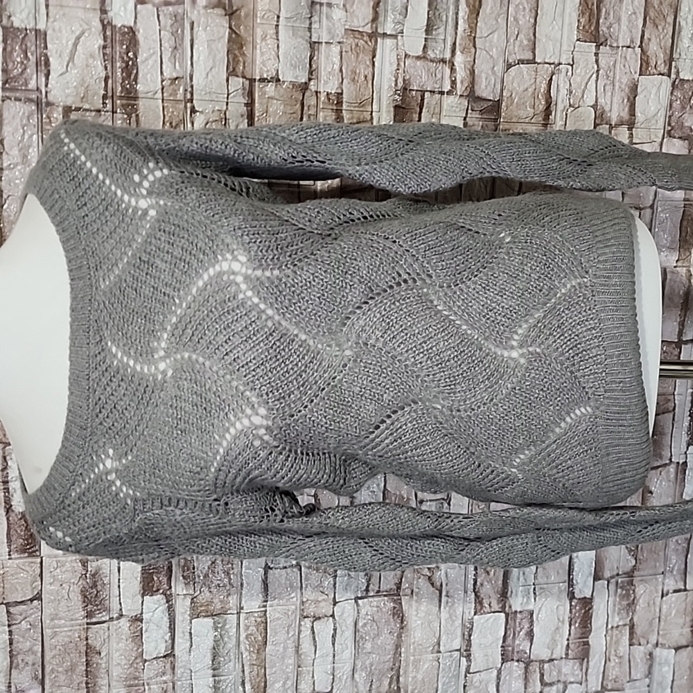L.C LAUREN CONRAD GRAY SWEATER